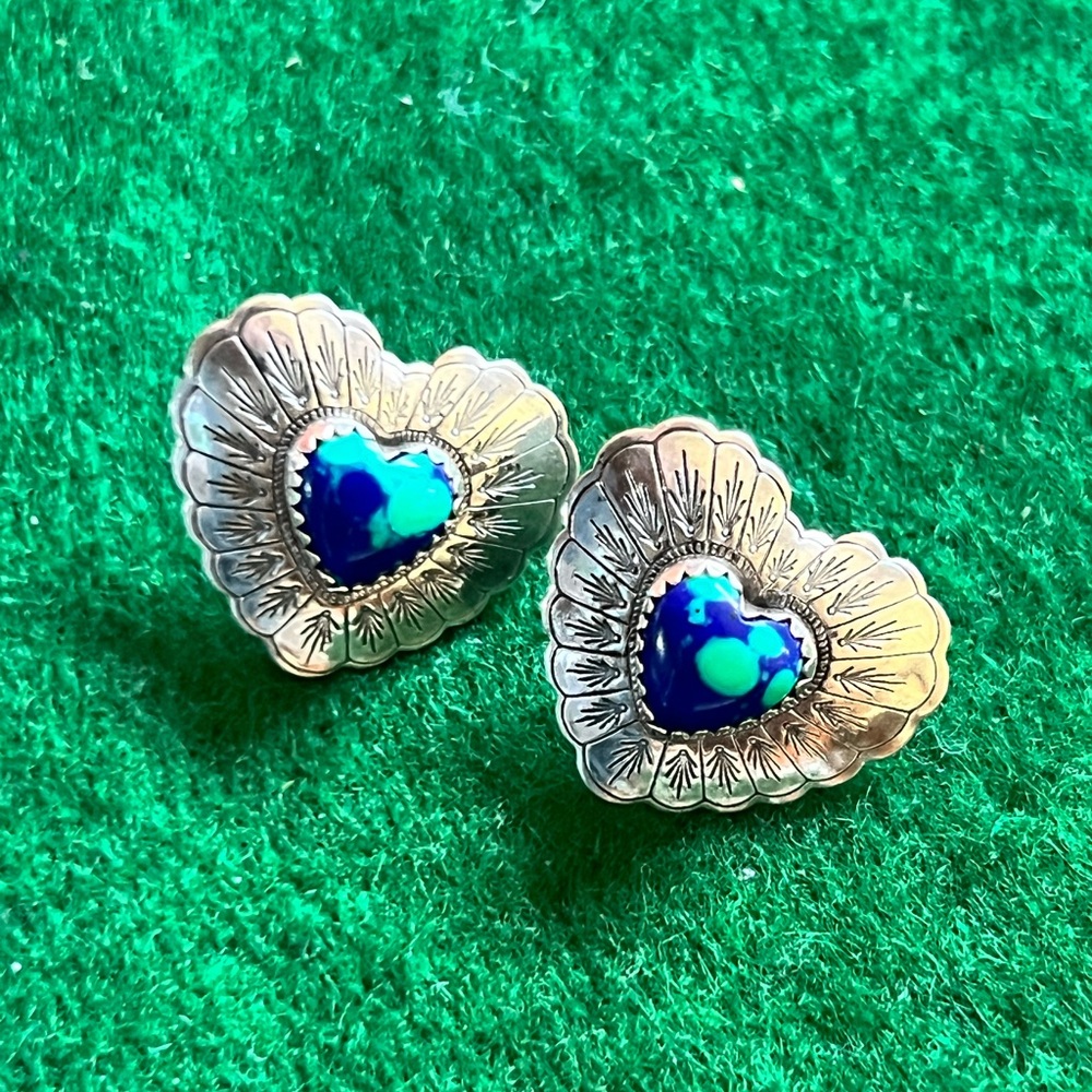 Vintage Southwestern sterling silver heart earrings. - Picture 3 of 11